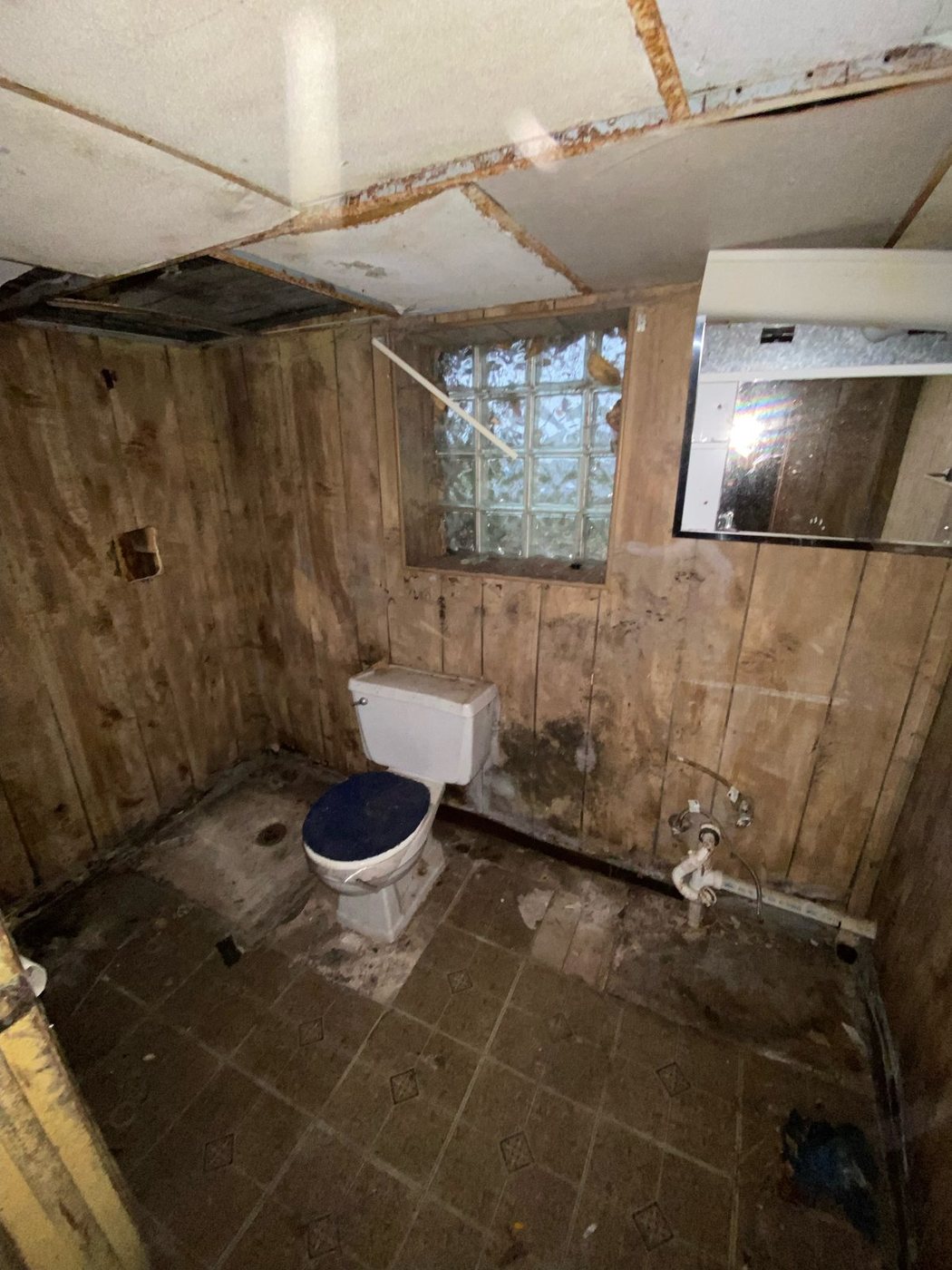 Emerald Avenue bathroom, before
