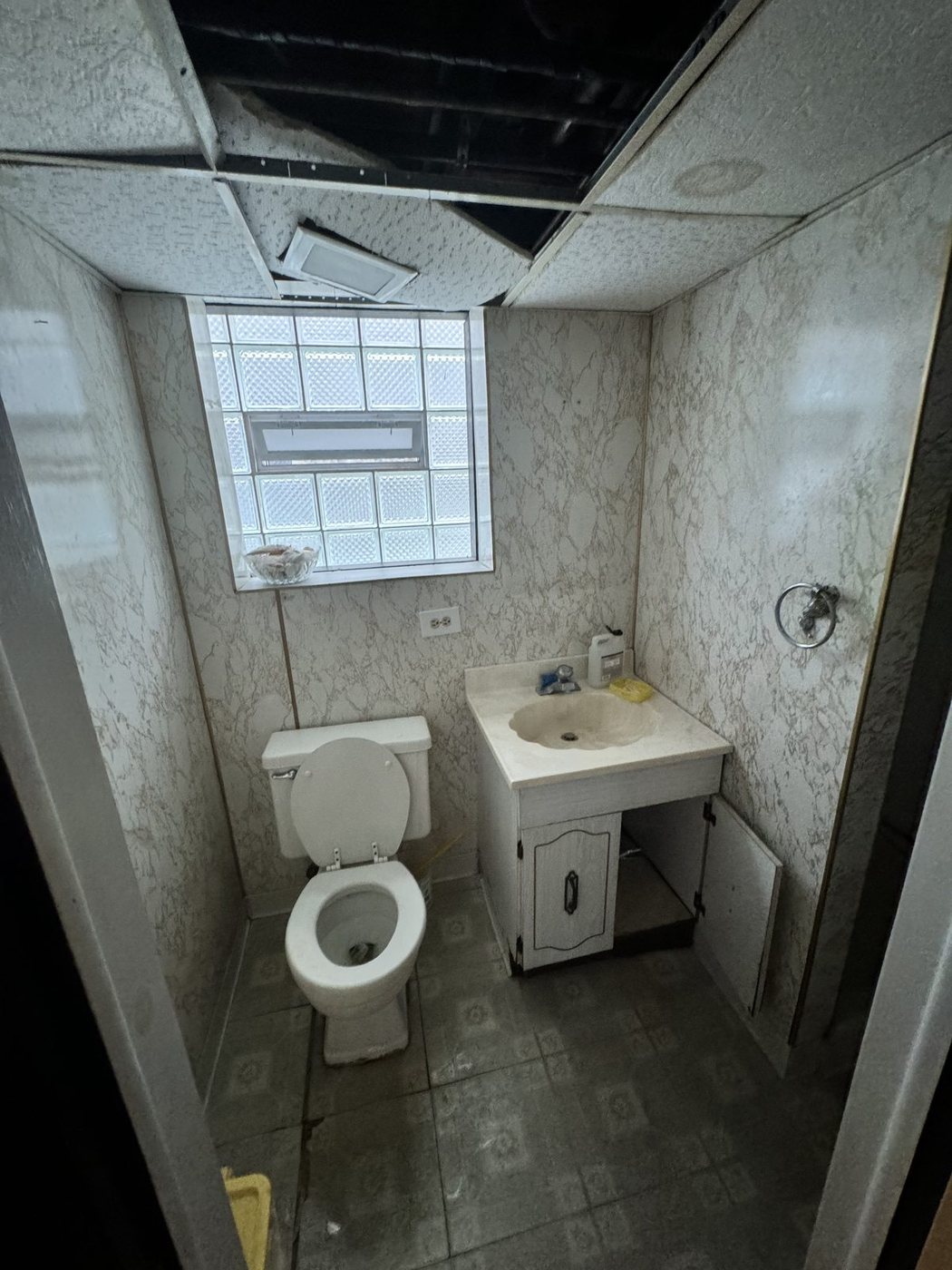 Pensacola Avenue lower bath, before
